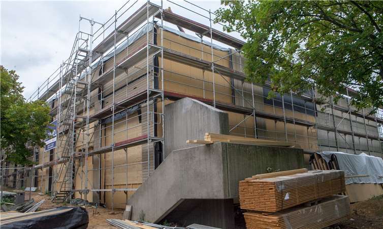 An der Turnhalle Berkum wird derzeit die Außenfassade erneuert, wofür auch der Materialen aus recycelten Zeitungen verwendet werden.-JOST-
