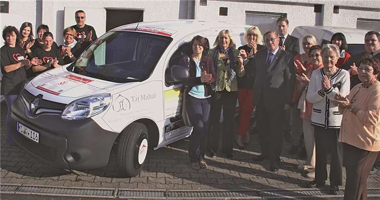 An der Übergabe des neuen Fahrzeugs nahmen unter anderem auch die „Gründungsmitglieder“ teil.  privat