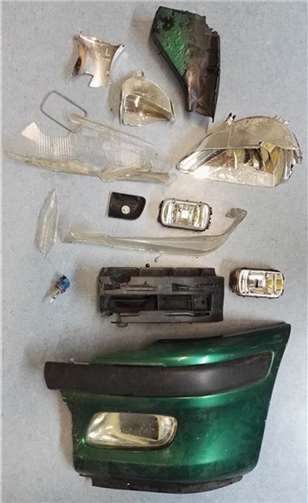 An der Unfallstelle konnten diverse Autoteile des Verursachers gefunden werden. Polizei