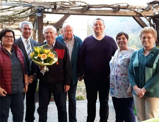 An der Verabschiedung des alten Kassierers nahmen (von links) Sonja Apel (neue Kassiererin), Andreas Peifer (Kreisvorsitzender), Rudi Treis, Georg Thiesen (stellvertretender Vorsitzender), Markus Kranz (Vorsitzender), Maria Kranz (Frauenvertreterin) und Helga Franzen (Beisitzerin) teil.privat