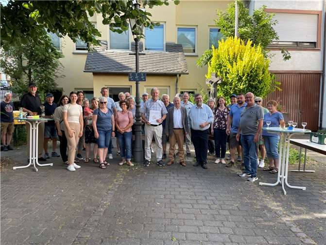 An der Veranstaltung nahmen neben dem Ortsbürgermeister Franz Oberhausen ca. 30 weitere Personen teil, darunter auch Verbandsgemeindebürgermeister Wolfgang Lambertz und Landrat Manfred Schnur. Copyright: Matthias Bäumler