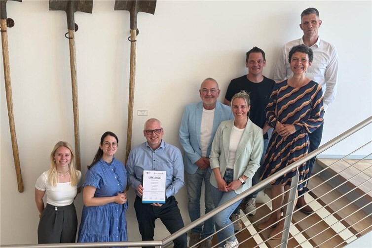 An der Veranstaltung nahmen unter anderem Geschäftsführerin Klara Boltersdorf, Schulleiter Timo Djelassi, Jobfux Karlheinz Bolz, Ausbilder Christoph Gerner, Marco Bastiaansen vom Arbeitskreis SchuleWirtschaft sowie IHK-Regionalgeschäftsführerin Andrea Stenz teil.