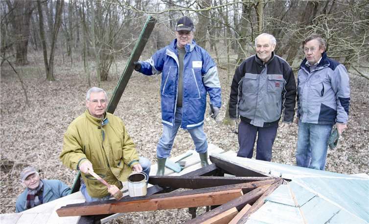 An der Wanderhütte an der Ahr geben die fünf Handwerker den Startschuss.privat