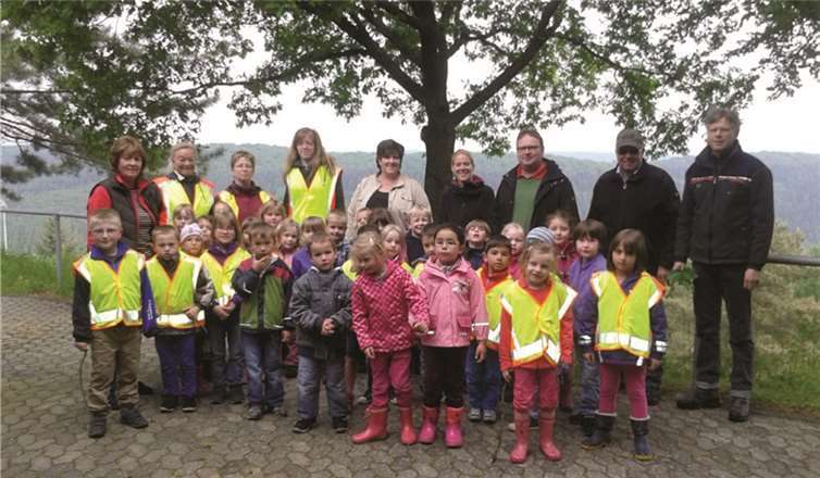 An der Wanderhütte wartete A. Reifferscheid, G.J. Walsdorf und J. Ripoll. Der Revierförster Hoffmann erklärte den Kindern alles über den Baum des Jahres und vieles mehr. privat