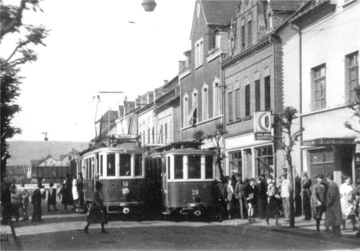 An der „Weiche Handelshof" in der Engerser Alleestraße begegnen sich in den dreißiger Jahren zwei Kreisbahntriebwagen.Fotos: privat