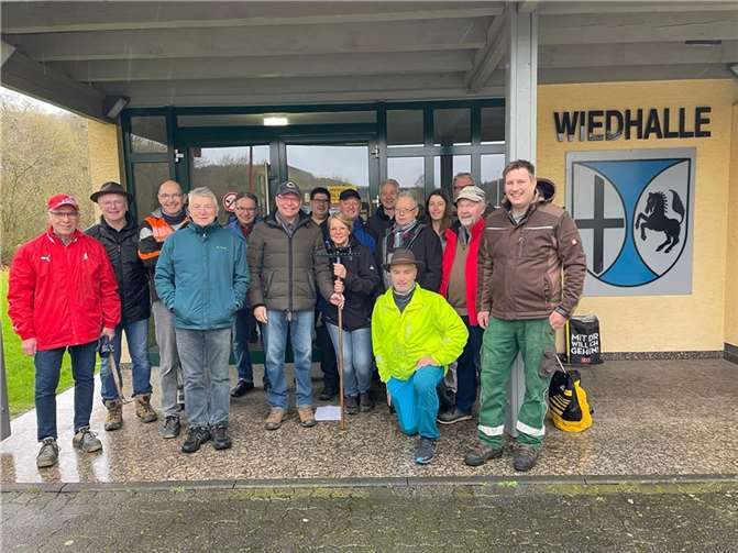 An der „Wiedhalle“ in Roßbach trafen sich, trotz Regens, zahlreiche Helfer zum diesjährigen „Frühjahrsputz“.  Foto: privat