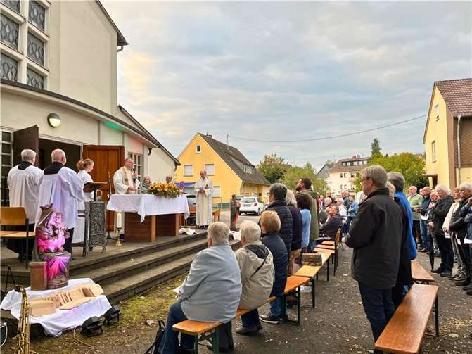 An der Wortgottesfeier zur Profanierung der Kirche St. Clemens Maria Hofbauer im Bendorfer Stadtteil Mülhofen nahmen viele Menschen teil.  Foto: Bistum Trier/Julia Fröder