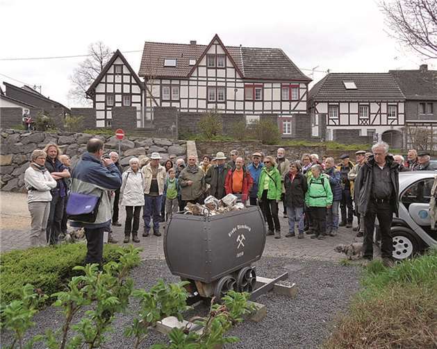 An der alten Bergwerkslore auf dem Renesse-Platz in Rheinbreitbach begann die Wanderung. STUHA