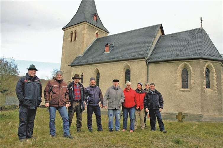 An der alten Pfarrkirche in Blasweiler startete der Waldbegang mit (v. l.) Forstamtsleiter Winand Schmitz, Ortsbürgermeister Erik Hupperich, Revierförster Jürgen Wagner und den Gemeinderatsmitgliedern. UM