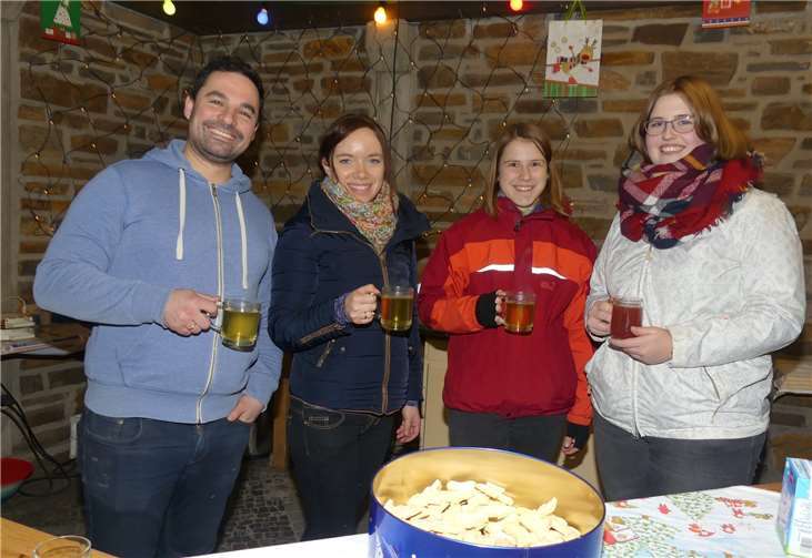 An der bestens bestückten Glühweintheke galt es allerhand Gaumenfreuden zu genießen.