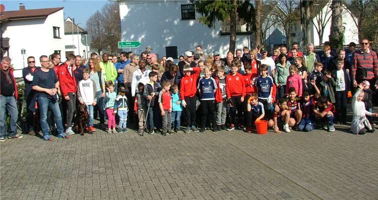 An der diesjährigen Reinigungsaktion nahmen mehr Teilnehmer als in den Vorjahren statt. Fotos: privat