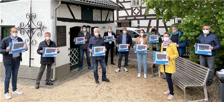 An der ehemaligen Dorfschmiede in Waldbreitbach setzten die CDU-Mitglieder ein deutliches Zeichen gegen Antisemitismus. Foto: privat