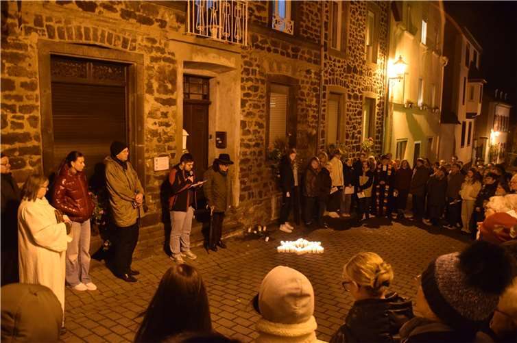 An der ehemaligen Synagoge verlasen dann Mitglieder der Schülervertretung die immer wieder erschreckend lange Liste der Namen der ermordeten jüdischen Mitbürgerinnen und Mitbürger aus Münstermaifeld.  Foto: KuBa