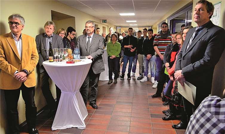 An der feierlichen Eröffnung das Raumes der Stille nahmen zahlreiche Lehrer Schüler und Gäste teil HEP