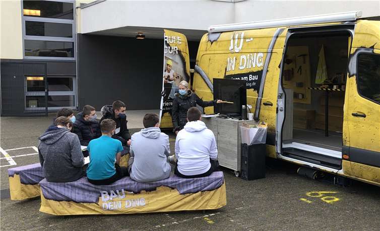 An der frischen Herbstluft wurden somit kürzlich die oberen Jahrgänge der Realschule plus in die vielfältige Welt des Bauhandwerks eingeführt.Quellen: Ahrtalschule Realschule plus Altenahr