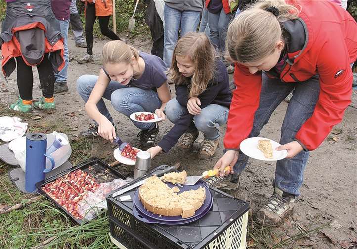 An der frischen Luft schmeckte der Kuchen allen Beteiligten ganz besonders.