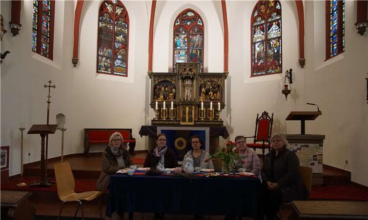 An der geschmückten Kaffeetafel sitzend empfingen die verantaltenden Frauen der kfd Ohlenberg die Gäste in der Filialkirche in Kasbach. Foto: privat