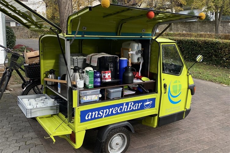 An der grünen Ape werden Kaffee und Tee unter freiem Himmel ausgeschenkt.