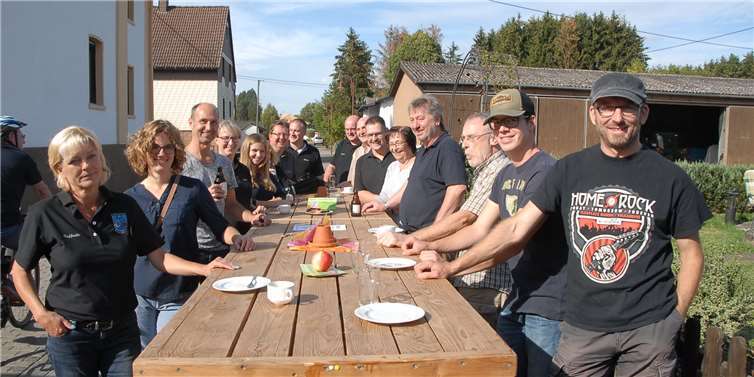 An der „längsten Tafel“ Brückrachdorfs konnten die Besucher des Backesfestes bei herrlichem Spätsommerwetter leckeres Essen und Trinken genießen.KER