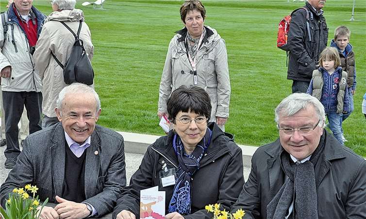 An der langen Tafel nahmen auch Hans-Dieter Gassen, Anna Maria Schuster und Joachim Hofmann-Göttig gerne Platz. UKO