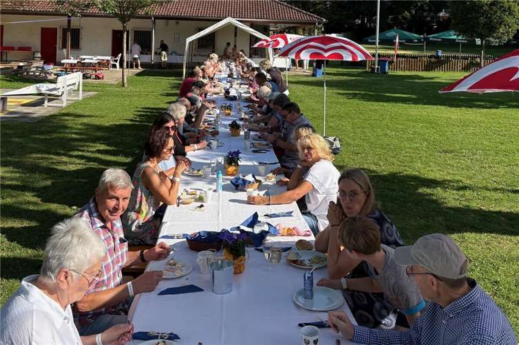 An der langen Tafel wurde gemeinsam gefrühstückt. Foto: privat 