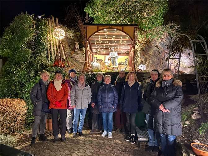 An der liebevoll hergerichteten Krippe im Alkener Bachtal erwartete Klaudia die Gruppe mit einem heißen Getränk und es wurden selbst gebackene Plätzchen probiert.Foto: privat