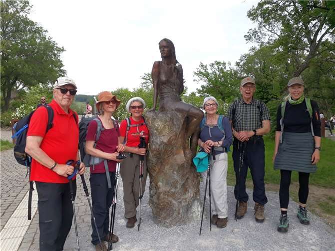 An der neuen Loreley-Statue auf dem Plateau. Foto: Eifelverein Remagen / Helmut Krämer