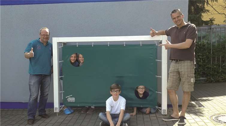An der neuen Torwand können die Kinder ihre Zielsicherheit testen.