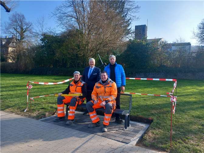 An der nördlichen Rheinpromenade im Stadtgebiet der Kulturstadt Unkel hat der Bau-und Betriebshof unter der Leitung von Frank Jax neue Bänke aufgestellt. Stadtbürgermeister Gerhard Hausen und Jochen Seidel überzeugten sich von der gelungenen Maßnahme.  Foto: Kulturstadt Unkel