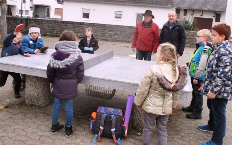An der runderneuerten Tischtennisplatte wird schon wieder eifrig gespielt.privat
