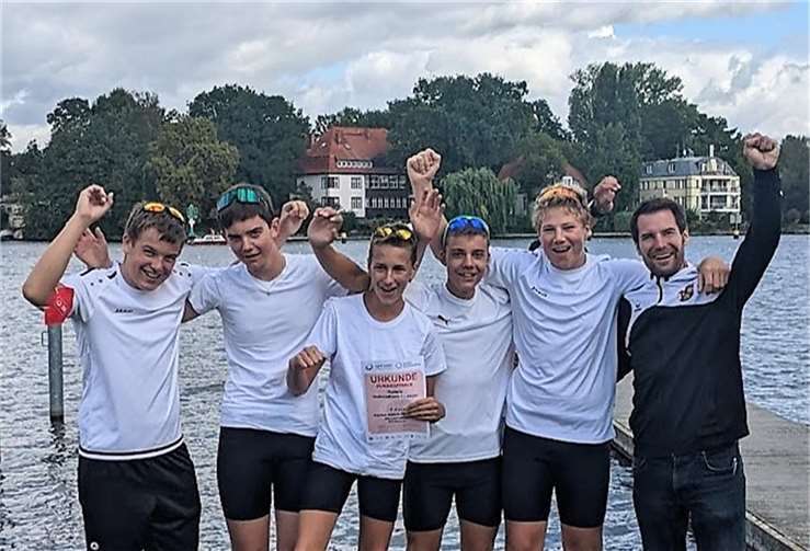 An der traditionellen Olympia-Regattastrecke in Berlin- Grünau konnten (v.l.n.r) Luis Dehen, Leon Bartsch, Steuermann Jannis Junglas, Henry Kathan, Jan Schwab und der Sportlehrer des „KuBa“- Münstermaifeld Timo Sesterhenn jubeln.  Foto: privat