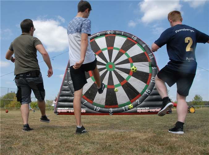 An der überdimensionalen Fußball-Dartscheibe konnten die Besucher des Sommerfests ebenfalls ihre Ballgeschicklichkeit beweisen.