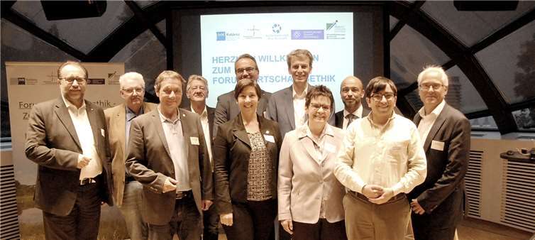 An der von Agentur-Chef Elmar Wagner geleiteten Podiumsdiskussion beteiligten sich der Unternehmer Paul Cliuk, Armin Gutwald (Caritas-Werkstätten), Martin Willuweit (Integrationsfachdienst) und Prof. Dr. Christian Kalhöfer von der ADG Business School (hier mit weiteren Vertretern der beteiligten Institutionen).