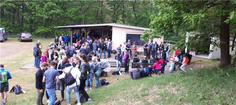 An der zweiten Raststation am Sportplatz tummelten sich traditionell viele Wanderer und freuten sich auf die leckeren Speisen vom Grill.  privat