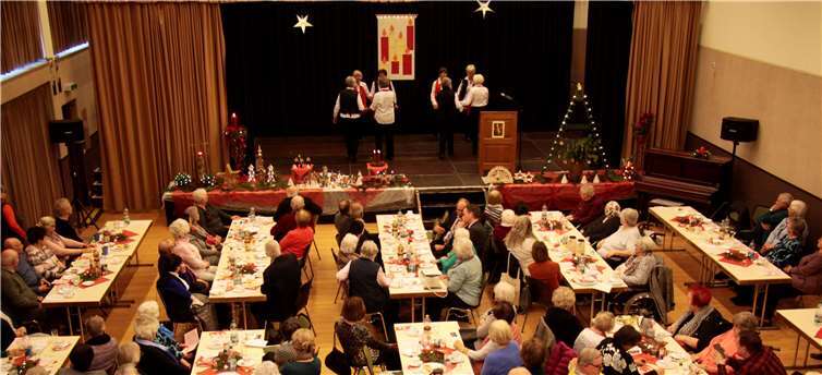 An die 150 Senioren waren in der Hocheifelhalle. Fotos: SES