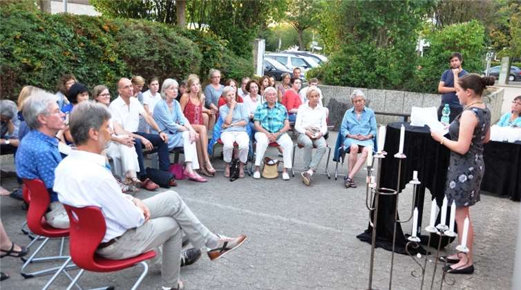An die 40 Zuhörer waren gekommen, um den neun Autoren - hier liest Paula Rosenthal - zu lauschen.privat