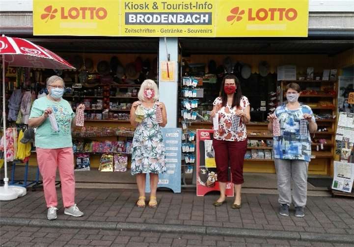 An die 400 Masken hat Gabi Saueressig in ihrem Lotto-Kiosk und der Tourist-Info in Brodenbach gegen eine Spende für die Lotto Rheinland-Pfalz – Stiftung oder die Tierhilfe „Lebenswert“ e. V. abgegeben. Dadurch wurden Spenden in einer Gesamthöhe von 1.100 Euro eingenommen: 800 Euro für die Lotto Rheinland-Pfalz – Stiftung, die sich unter anderem für bedürftige Kinder in Rheinland-Pfalz einsetzt, sowie 300 Euro für die Tierhilfe „Lebenswert“.Foto: privat