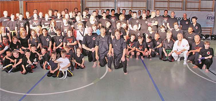 An die 90 Teilnehmerinnen und Teilnehmer wollten sich die Demonstration der Kampfkünste von Don "The Dragon" Wilson nicht entgehen lassen. privat