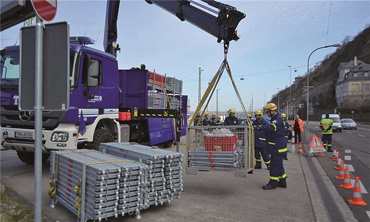 An die Helfer erging die Aufgabe, einen Steg durch die Bahnunterführung in Ehrenbreitstein zu bauen.privat