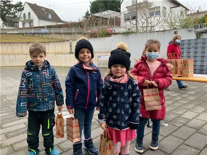 An die Kinder der kath. Kindertagesstätte St. Nikolaus wurden Weihnachtstüten verteilt. Foto: privat