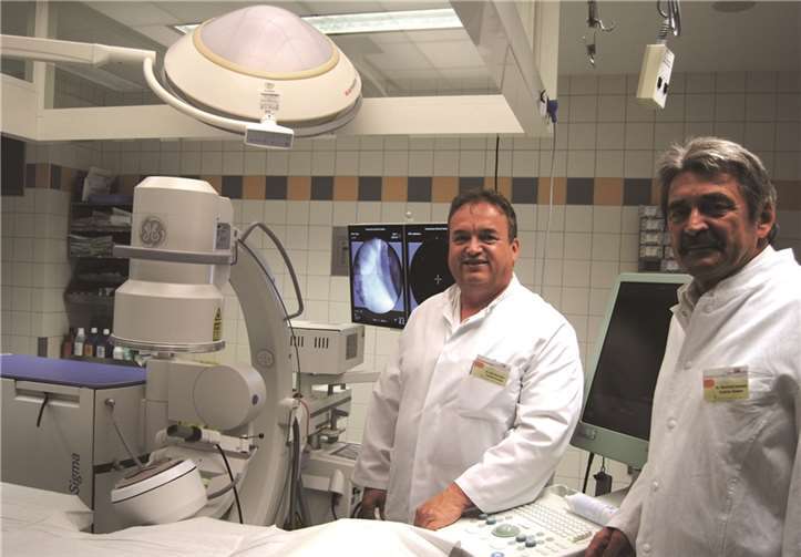 An die Trockenhauben beim Friseur erinnert das ESWL-Gerät. Die Chefärzte Dr. Ostwald (r.) und Dr. Schindler sind erfreut, dass sie die berührungslose Steinzertrümmerung jetzt im Behandlungsspektrum haben.privat