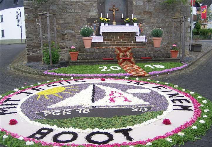 An die diesjährige Kommunion erinnerte der Blumenteppich am Jugendheim.  privat