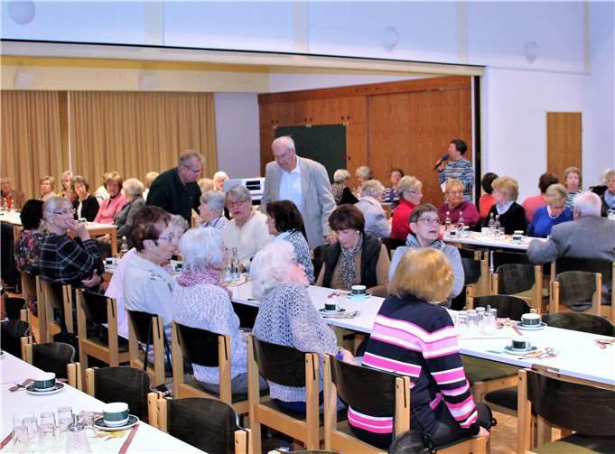 An die hundert Gäste kamen zu dem Filmnachmittag in das Gemeindehaus in der Dierdorferstraße.Foto: Georg Schuch