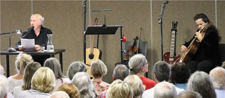 An diesem Abend begleitete ihn Edith Leerkes, eine große Ausnahmegitarristin, die auch gesanglich beeindruckte.