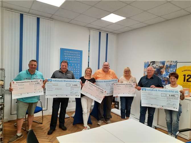 An diesem Abend kamen 25.555 Euro zusammen, die dem FAK zur weiteren Verteilung an die Mitgliedsvereine übergeben worden waren. Die Mitgliedsvereine haben nun eine erste Spende von je 3.000 Euro erhalten. Foto: FAK