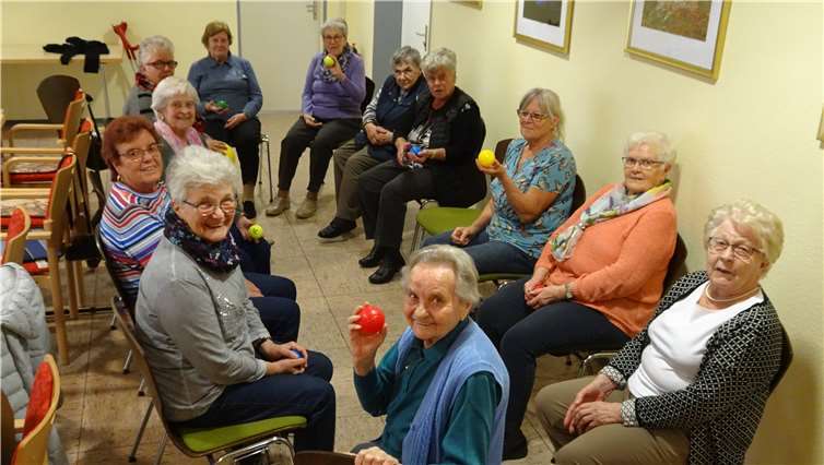 An diesem Seniorentrefftag war „die Welt noch in Ordnung“. Auf dem Foto sind die Ochtendunger Seniorinnen bei einem Bewegungsspiel zu sehen, das auch bald wieder zum wöchentlichen Programm gehören wird. Foto: privat