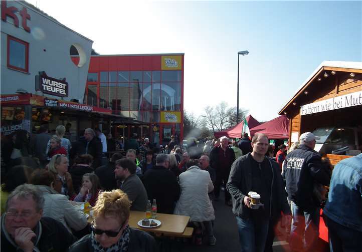 An diesem Sonntag gibt es bei röhrig eine einzigartige „Genuss-Meile“, wobei im Jubiläumsjahr während der gesamten röhrig-Öffnungszeiten das kulinarische Angebot erweitert wird, zum Beispiel durch einen wechselnden Mittagstisch bei „Die Lohner´s“.privat