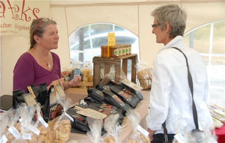 An diesem Stand gab es leckere selbst gemachte Plätzchen und bunte Nudeln.