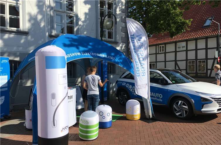 An diesem Stand werden Mitarbeiter*innen der NOW GmbH im Auftrag des Bundesministeriums für Verkehr und digitale Infrastruktur in der LEADER-Region Rhein-Wied über CO2-freie Mobilität informieren. Foto: NOW