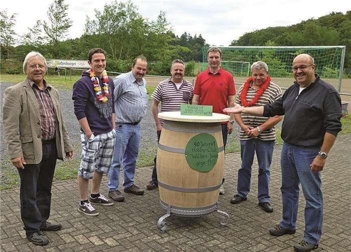 An diesem Tag das neue Fass für die Grillhütte übergeben. privat